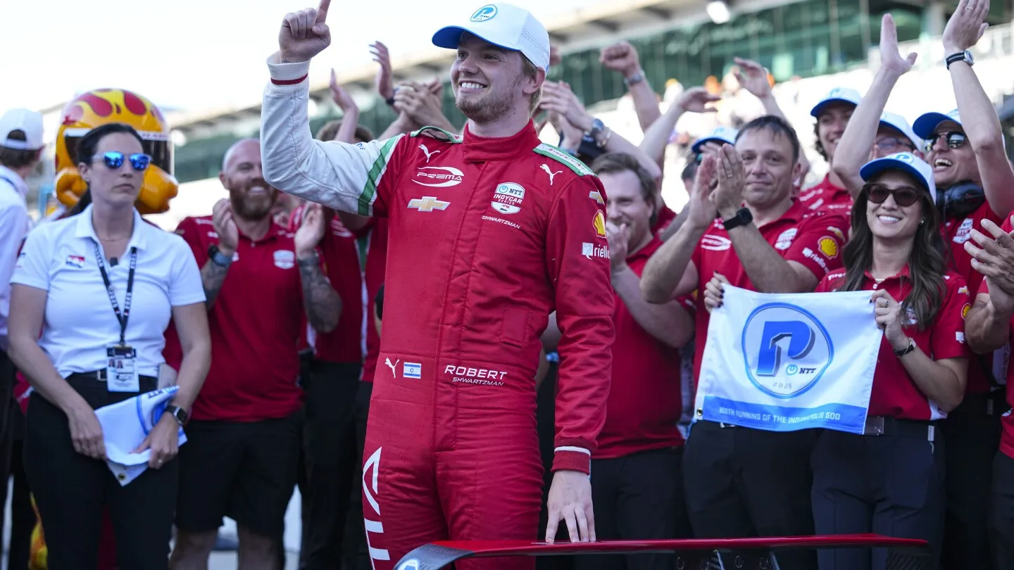 Pemenang Pole Indy 500 Kelahiran Israel, Dibesarkan di Rusia, Robert Shwartzman Menyerukan Perdamaian Dunia
