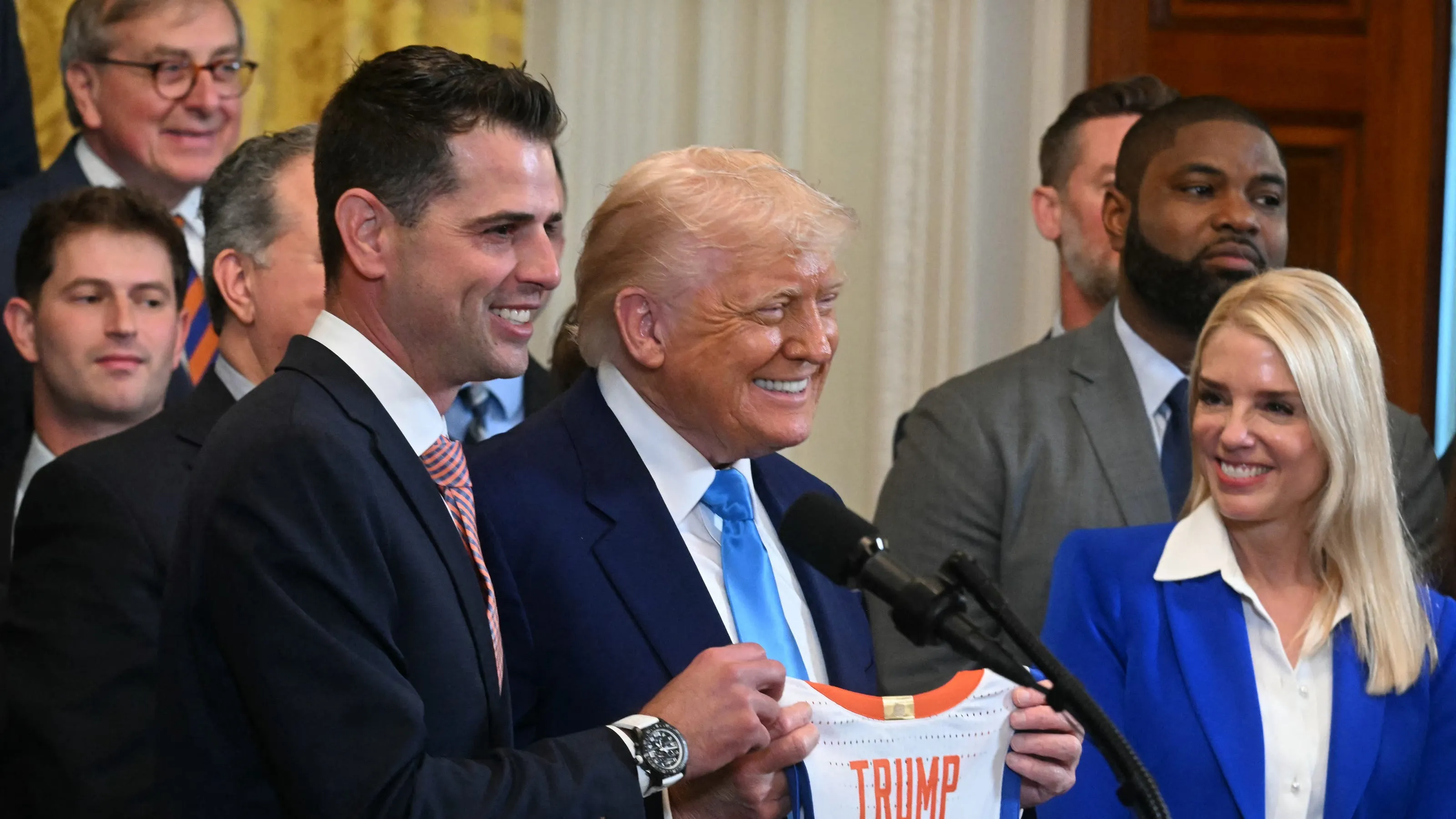 Foto-foto kunjungan tim basket Florida dengan Presiden Donald Trump di Gedung Putih